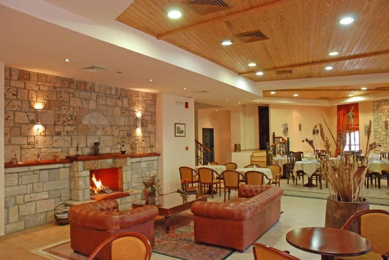 Hotel Kynaitha 칼라브리타 외부 사진
