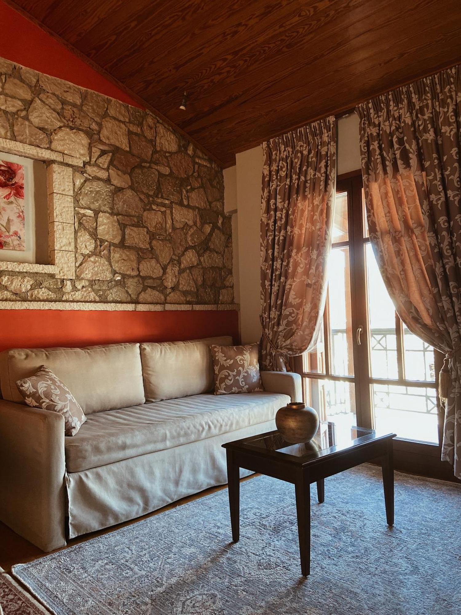 Hotel Kynaitha 칼라브리타 외부 사진