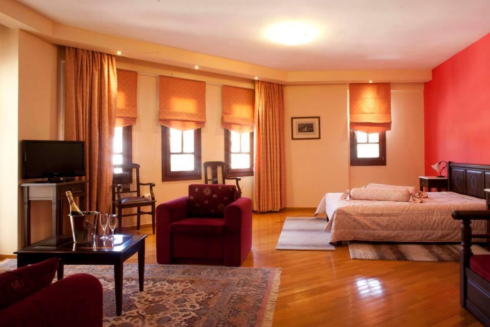 Hotel Kynaitha 칼라브리타 외부 사진