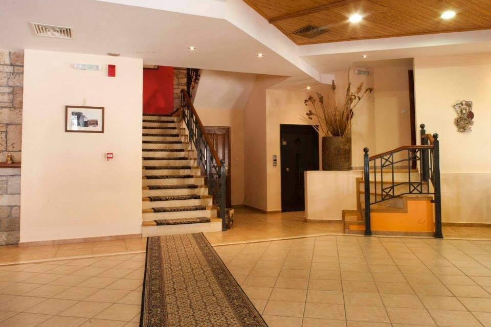 Hotel Kynaitha 칼라브리타 외부 사진